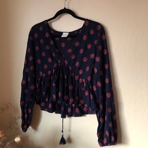Cute printed blouse that ties at the front
